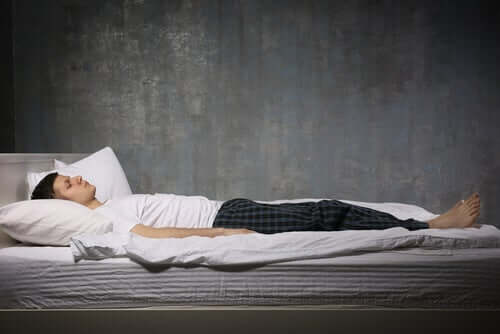 Paraliż senny - mężczyzna w łóżku