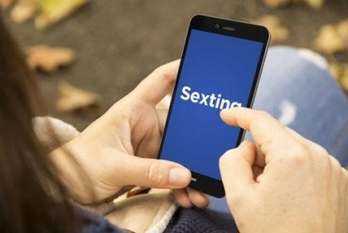 Sexting - smartfon w dłoniach