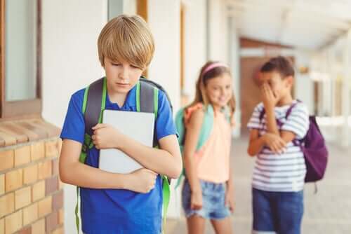 Wyśmiewany chłopiec w szkole - bullying