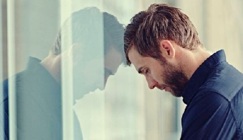 Zmartwiony mężczyzna