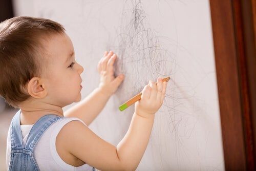 Dziecko rysuje po ścianie