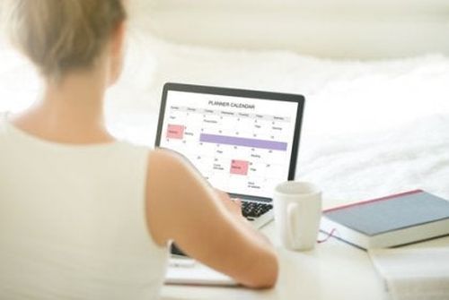 Kobieta przed komputerem