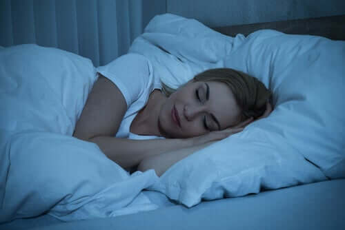 Kobieta śpiąca w łóżku
