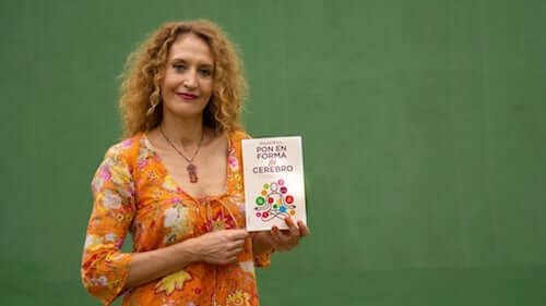 Raquel Marín z książką