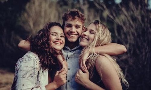 Troje przyjaciół w objęciach