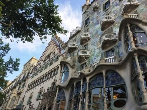 Antonio Gaudi i jeden z jego projektów