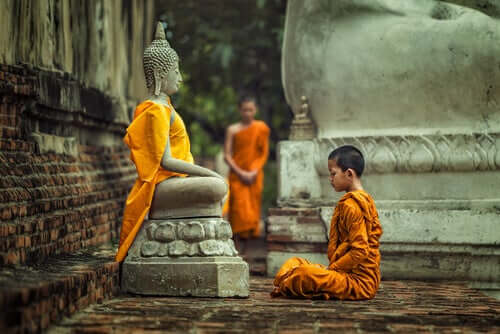 Zasady komunikacji według buddyzmu – poznaj podstawy!
