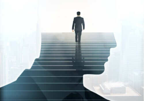 Mężczyzna wchodzący po schodach