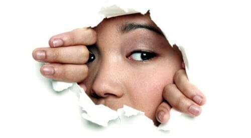 Jak przezwyciężyć swoją nieśmiałość? Oto przewodnik krok po kroku