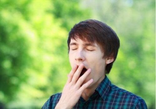 Ziewanie u mężczyzny