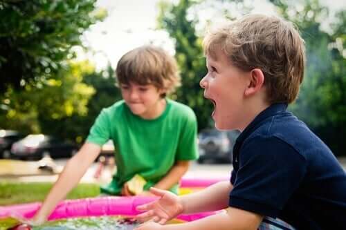 Chłopcy bawią się razem na pikniku - asertywne dzieci