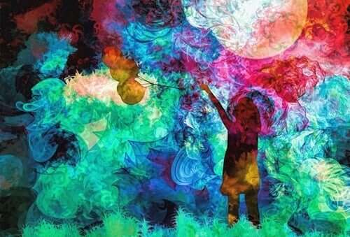 Dziewczynka bawi się piłką w kolorowym otoczeniu