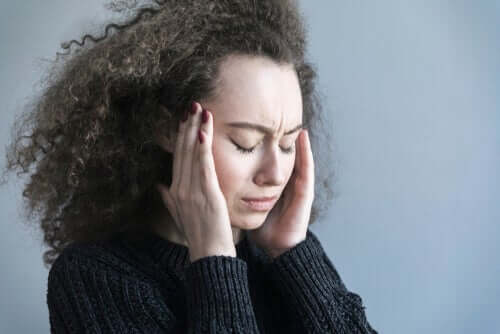 Kobieta cierpi na ból głowy od zmartwień