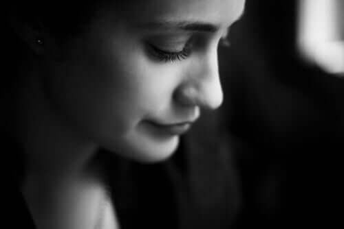 Kobieta patrząca w dół