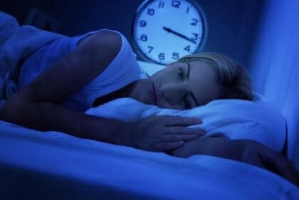 Kobieta w łóżku cierpiąca na bezsenność
