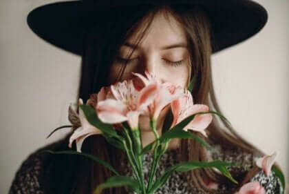 Kobieta wąchająca kwiaty