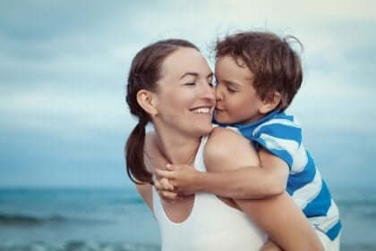 Mama z synem na plaży - miłość bezwarunkowa
