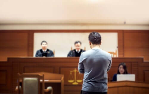 Mężczyzna podczas procesu sądowego