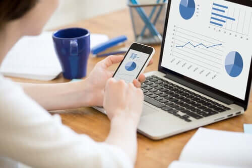 Osoba przy komputerze