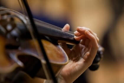 Ręka grająca na skrzypcach - skrzypek w metrze