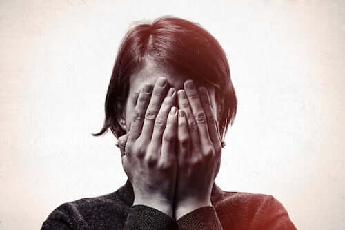 Zawstydzona kobieta