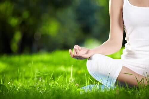 Kobieta medytuje na trawie