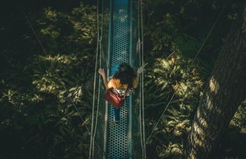 Eksperyment Duttona i Arona oraz teoria błędnego przypisania przyczyny pobudzenia