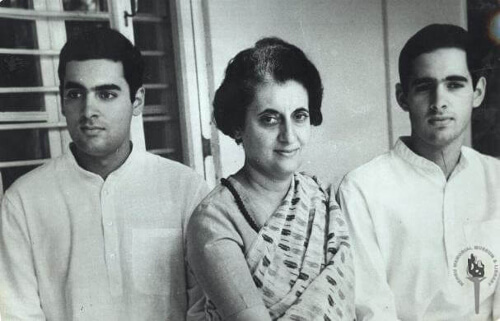 Indira Gandhi z dziećmi