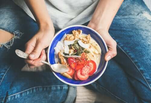 Świadome odżywianie: popraw swoje relacje z jedzeniem