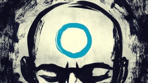 Mężczyzna z kółkiem namalowanym na czole