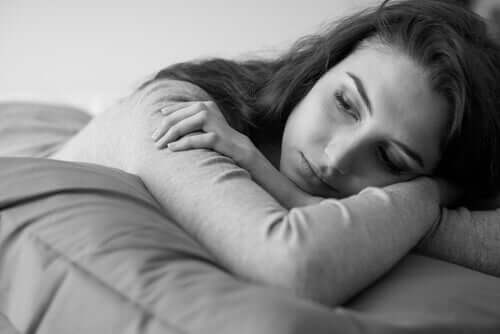 Kobieta odczuwa samotność w związku