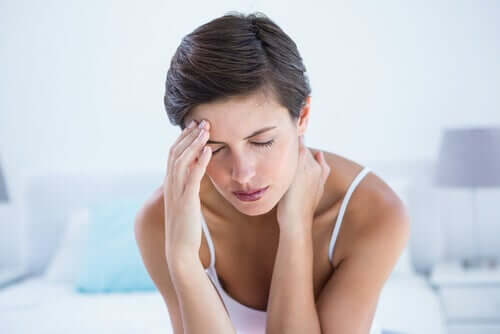 Kobieta cierpiąca na migrenę