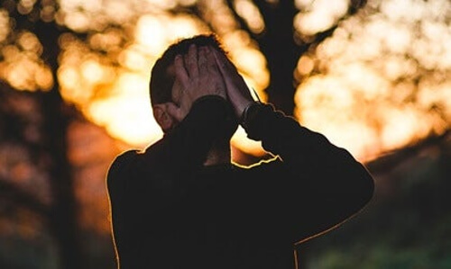 Mężczyzna odczuwający lęk