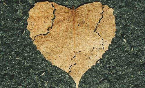 Emocjonalne samookaleczenie: kiedy krzywdzimy samych siebie