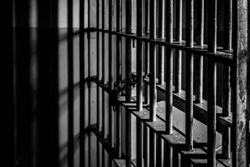 Drzwi co celi więziennej