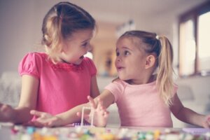 Rozwój empatii w dzieciństwie: jak przebiega?