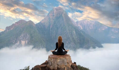 Kobieta medytująca na tle gór