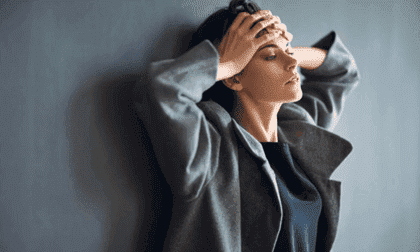 Kobieta opierająca się o ścianę