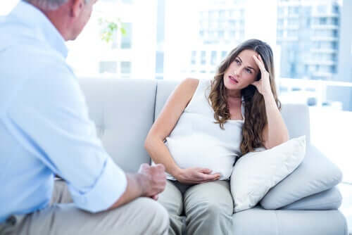 Kobieta w ciąży rozmawiająca z psychologiem: tokofobia