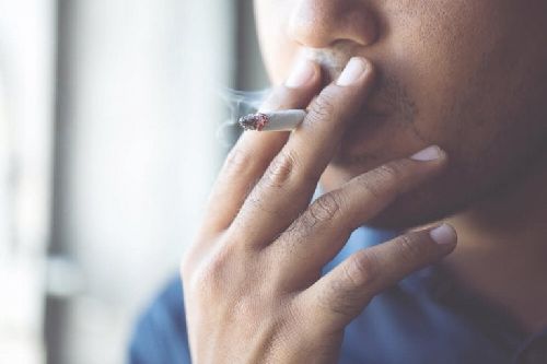 Palenie papierosów zwiększa ryzyko wystąpienia powikłań przy chorobie COVID-19