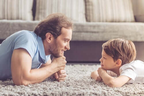 Tata i syn patrzący na siebie - rozwój empatii w dzieciństwie