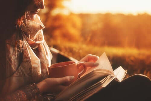 Kobieta czytająca książkę - mózg podczas czytania