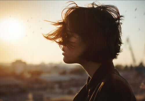 Kobieta patrząca w dal