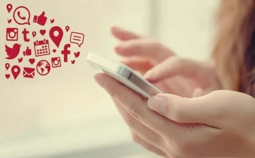 Kobieta pisząca na komórce