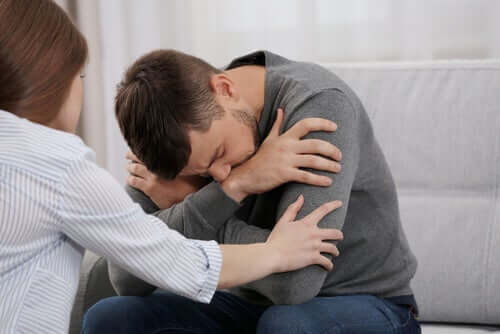 Kobieta pocieszająca mężczyznę