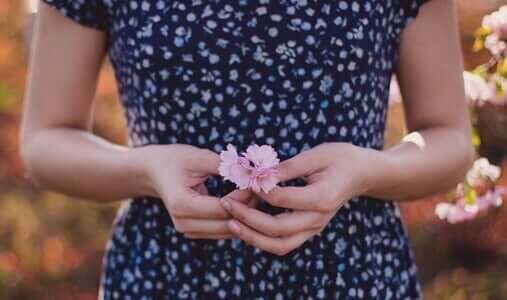 Kobieta trzymająca kwiaty - wybacz mi
