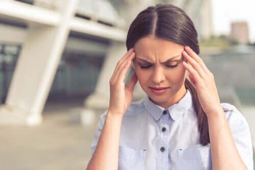 Kobieta trzymająca się za głowę - jak stawiać czoła stresującym sytuacjom?