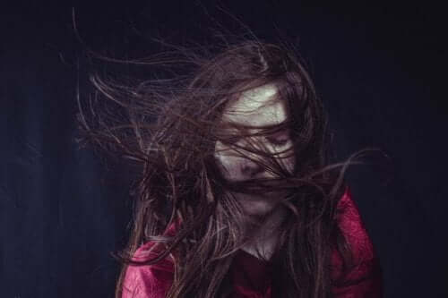 Kobieta z rozwianymi włosami