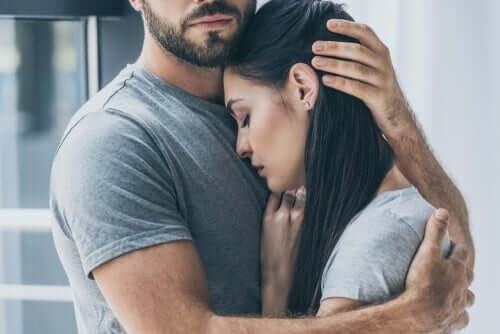 Mężczyzna przytulający kobietę - wspólne nieszczęście