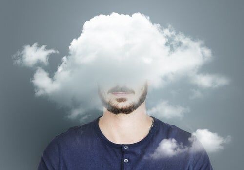 Mężczyzna z głową w chmurach - przeciążenie emocjonalne